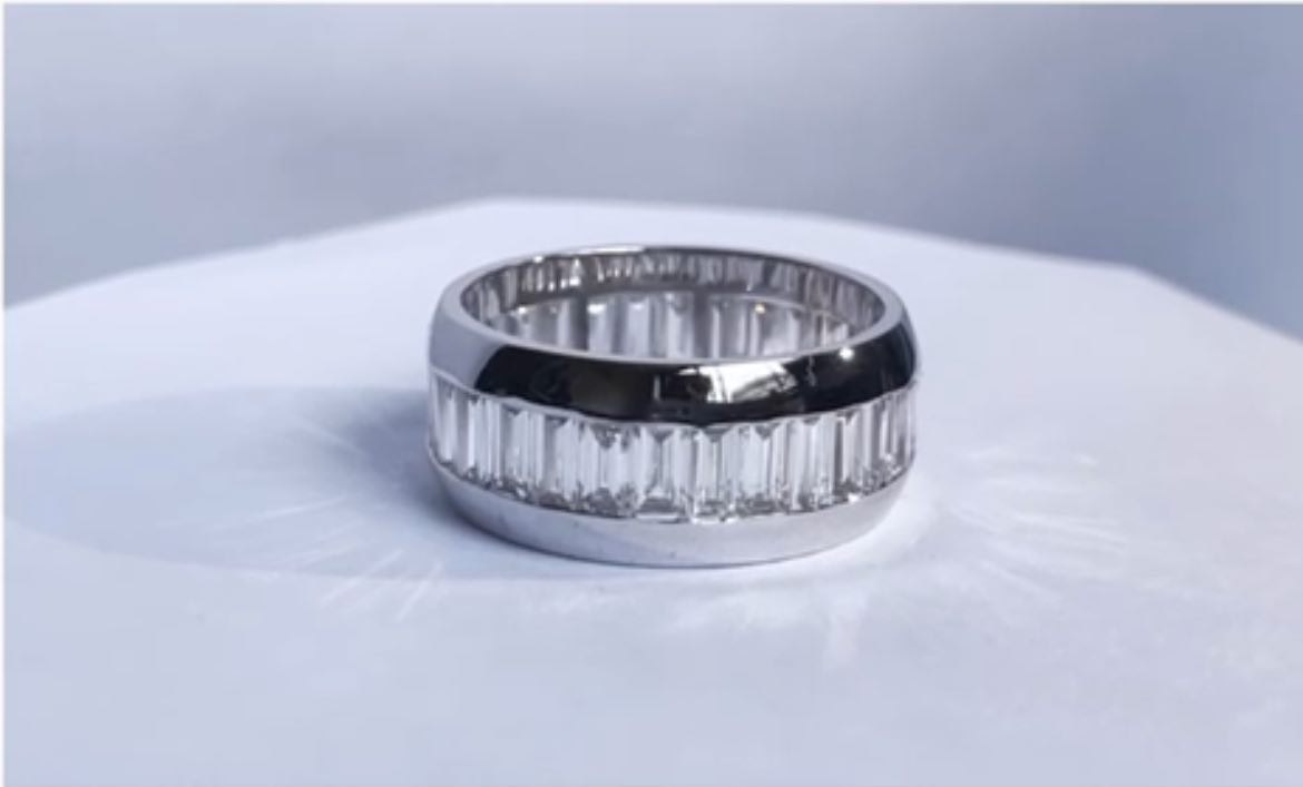 Zen Band with a polished gold finish and baguette-cut diamond accent, available in white, yellow, or rose gold. A modern and refined men’s ring.