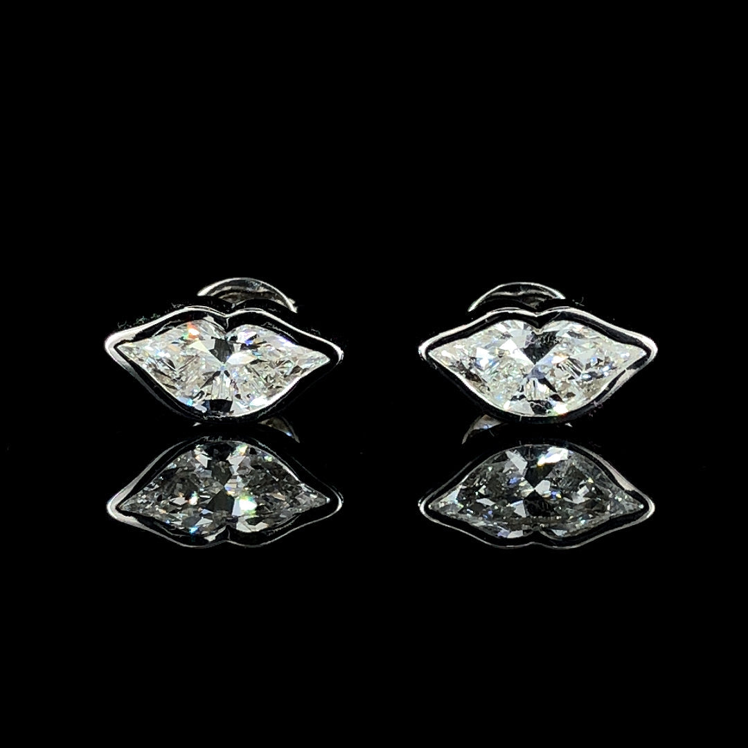Kiss Earrings with kiss-shaped diamonds set in white, yellow, or rose gold. A romantic and stylish jewelry piece, perfect for expressing love and elegance.
