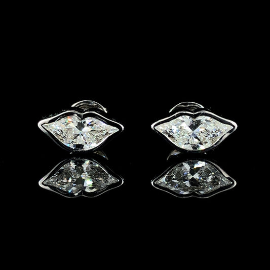 Kiss Earrings with kiss-shaped diamonds set in white, yellow, or rose gold. A romantic and stylish jewelry piece, perfect for expressing love and elegance.