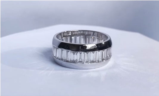 Zen Band with a polished gold finish and baguette-cut diamond accent, available in white, yellow, or rose gold. A modern and refined men’s ring.